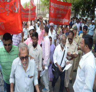 Jalbharo movement in Jalgaon house, construction workers | जळगावात घर, बांधकाम कामगारांचे जेलभरो आंदोलन