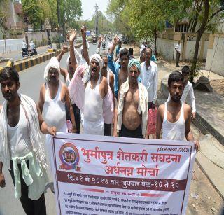 Jalgaon Ardhangan Morcha | कजर्माफीसाठी जळगावात अर्धनग्न मोर्चा Jalgaon Ardhangan Morcha | कजर्माफीसाठी जळगावात अर्धनग्न मोर्चा