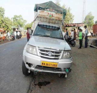 Illegal cats caught the vehicle | बेकायदेशीरपणे गुरे नेणारे वाहन पकडले