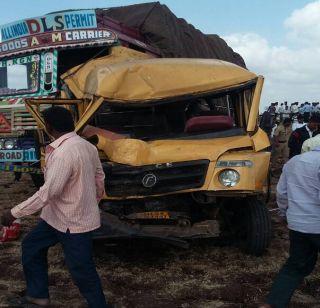 Death of a car carrying an object, accident on the trio | पार्थिव घेऊन जाणा-या गाडीला अपघात, तिघांचा जागीच मृत्यू