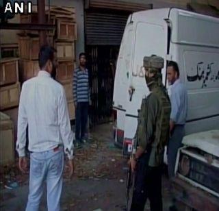 Grenade attack on police in Jammu and Kashmir, four policemen injured | जम्मू-काश्मीरमध्ये दहशतवाद्यांचा पोलिसांवर ग्रेनेड हल्ला, चार पोलीस जखमी