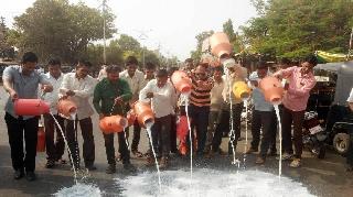 The property of the farmers: Shiv Sena, the farmer poured milk on the road | शेतकऱ्यांचा संप : शिवसेना, किसानसेनेने रस्त्यावर ओतले दुध