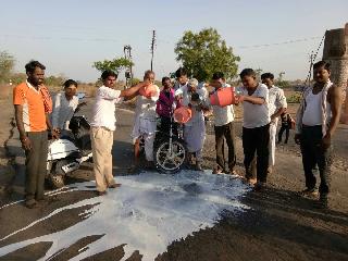 Prohibition of farmers by milking the farmers | दूध ओतून शेतकऱ्यांनी केला निषेध Prohibition of farmers by milking the farmers | दूध ओतून शेतकऱ्यांनी केला निषेध
