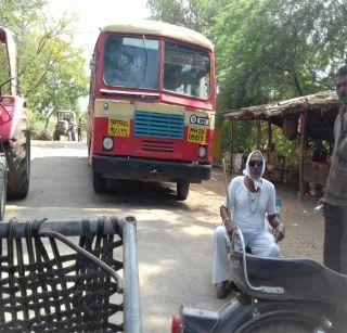 Farmer on Sail road for land donation amount: its position | भूसंपादनाच्या रकमेसाठी पाल रस्त्यावर शेतक:याचा ठिय्या