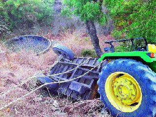 One killed by a tractor | टॅ्रक्टरखाली सापडून एक ठार One killed by a tractor | टॅ्रक्टरखाली सापडून एक ठार