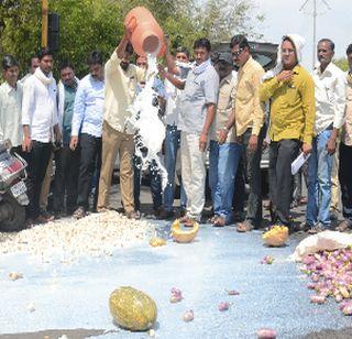 Falcaal vegetables, milk before the Collector's office in Amravati | अमरावतीत जिल्हाधिकारी कार्यालयासमोर फेकला भाजीपाला, दूध