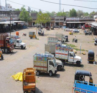 In Jalgaon Market Committee 40% arrivals of vegetables decreased | जळगाव बाजार समितीमध्ये भाजीपाल्याची 40 टक्के आवक घटली In Jalgaon Market Committee 40% arrivals of vegetables decreased | जळगाव बाजार समितीमध्ये भाजीपाल्याची 40 टक्के आवक घटली
