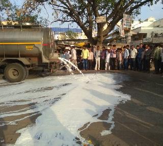 VIDEO - Farmer's collapse - poured milk, broke the truck | VIDEO - शेतकरी संपाचे पडसाद - दूध ओतले, ट्रक फोडले