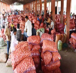 Due to the strike, the trading of Nandurbar markets was stalled | संपामुळे नंदुरबार बाजारपेठांचे व्यवहार झाले ठप्प