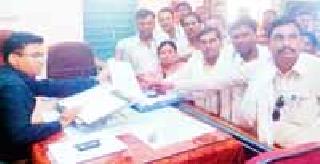 Sarpanchs Elgar of BDO | बीडीओविरुद्ध सरपंचांचा एल्गार Sarpanchs Elgar of BDO | बीडीओविरुद्ध सरपंचांचा एल्गार