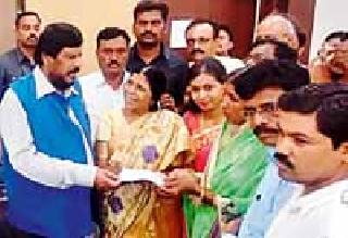 The reward for the suicide family | पुरस्काराची रक्कम आत्महत्याग्रस्त कुटुंबाला The reward for the suicide family | पुरस्काराची रक्कम आत्महत्याग्रस्त कुटुंबाला
