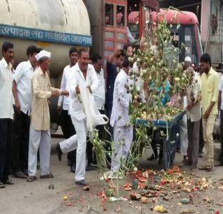 All Parties Support for Farmers' Connection Rastaroko at Bhadgaon | भडगाव येथे शेतकरी संपास रास्तारोकोने सर्वपक्षीय पाठिंबा