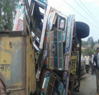 Driver dies in truck tractor | ट्रक ट्रॅक्टरवर आदळून चालकाचा मृत्यू