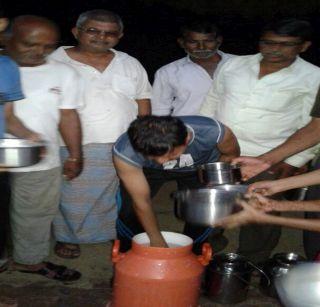 Free distribution of vegetables and milk to the needy at Nayahalod | न्याहळोद येथे भाजीपाला व दूधाचे गरजूंना मोफत वाटप