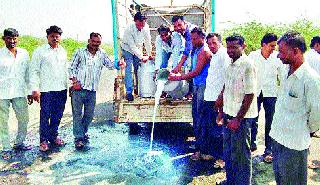 Due to the prohibition of milk on the road in Sinnar | सिन्नरमध्ये रस्त्यावर दूध ओतून निषेध