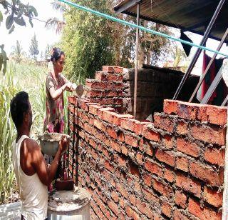 The bathroom built for the parents on the wedding day | लग्नाच्या वाढदिवशी तिनं आईवडिलांसाठी बांधलं स्वच्छतागृह