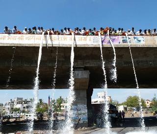 On the second day, loss of the farming of the state (photo story) | दुस-या दिवशीही राज्यभरात शेतमालाची नासाडी ( फोटो स्टोरी)