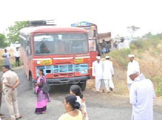 Stop pathard; Rock on the bus; Farmers poured milk and onions on the road | पाथर्डीत रास्ता रोको; बसवर दगडफेक; शेतकऱ्यांनी दूध, कांदे रस्त्यावर ओतले