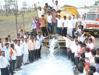 The second day continuously flooded on milk | सलग दुसऱ्या दिवसीही दूधाचा रत्यावर पूर