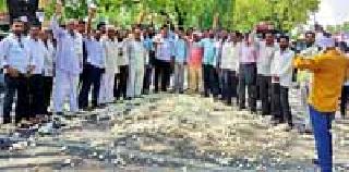 Onions thrown on the road and poured milk | रस्त्यावर फेकले कांदे अन् ओतले दूध