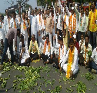 Chopdaaya Farmer: Stop the way | चोपडय़ात शेतक:यांचा रास्ता रोको