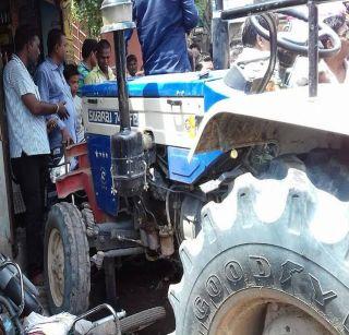 Femdom traumatized by women entering the tractor shop in Kingaon | किनगाव येथे भरधाव ट्रॅक्टर दुकानात शिरल्याने महिला गंभीर