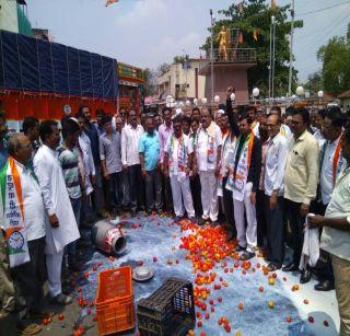 PATO: The impact of this strike, the cost of vegetables on the street, the milk of milk | पाचो:या संपाची धग कायम, रस्त्यावर भाजीपाल्याचा खच, दुधाची नदी