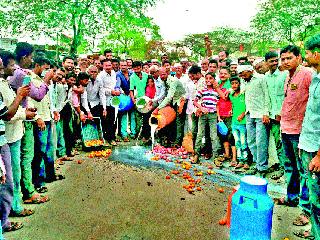 The milk stream on Nandgaon-Vheelgaon road | नांदगाव-वेहेळगाव रस्त्यावर दुधाच्या धारा