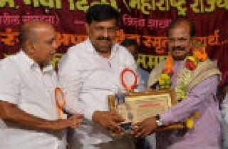 DeshGujarat: DeshGujarat Forum's Award for Distribution of Subhash Deshmukh | खेड्यांच्या वैभवावरच राष्ट्राचे वैभव : सुभाष देशमुख, गांधी फोरम पुरस्काराचे थाटात वितरण