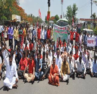 Narkarkar is firm on strike; Stop the road, stare off | नगरकर संपावर ठाम; रास्ता रोको, बंद सुरूच