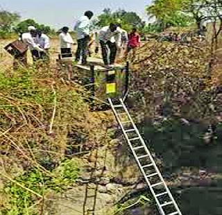 The leopard in the search for the prey | भक्ष्याच्या शोधात बिबट्या विहिरीत