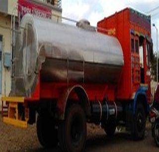 Two lakhs of milk is being transported from Jalgaon to the police | जळगावातून पोलीस बंदोबस्तात दोन लाख दूध रवाना