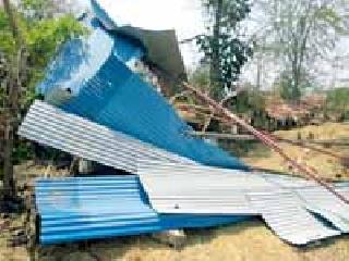 Storm hits Srinivaspur; Home losses | श्रीनिवासपूरला वादळाचा तडाखा; घरांचे नुकसान