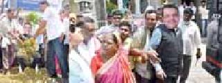 The Minister threw vegetables at the house of Guardian Minister | पालकमंत्र्यांच्या घरापुढे भाजीपाला फेकला The Minister threw vegetables at the house of Guardian Minister | पालकमंत्र्यांच्या घरापुढे भाजीपाला फेकला