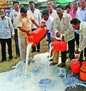 The police filed a complaint against the milk peddlers | दूध ओतणाऱ्यांविरोधात पोलिसांत गुन्हा दाखल