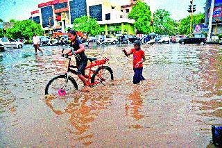 Heavy rain damaged the city area | मुसळधार पावसाने शहर परिसराला झोडपले