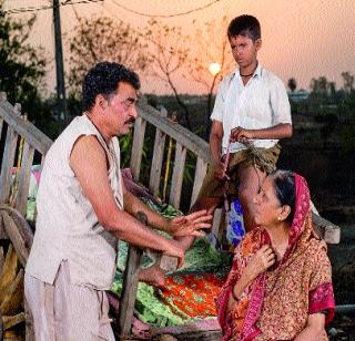 'Dhondi' who is looking at the life of farmers! | शेतकऱ्यांच्या जगण्याचा वेध घेणारा ‘धोंडी’!