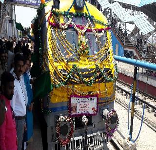 Jalna-Shirdi Devi Railway's green flag | जालना-शिर्डी डेमू रेल्वेला हिरवी झेंडी