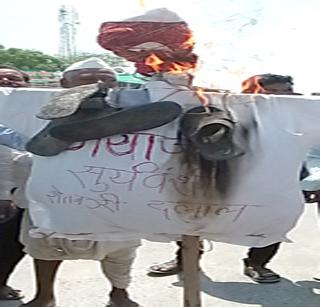 The burning of the statue of Jayaji Suryavanshi | जयाजी सुर्यवंशी यांच्या पुतळ्याचे दहन