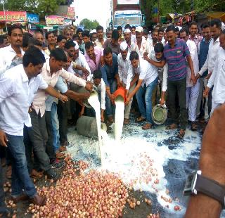 Farmers blocked highways; The street poured on the street, vegetables | शेतकऱ्यांनी अडविले महामार्ग; रस्त्यावर ओतले दूध, भाजीपाला