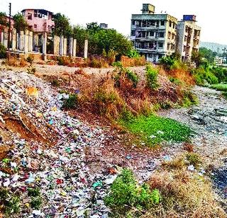 Garbage in Karjat Malwadi Nullah | कर्जत मालवाडी नाल्यात कचऱ्याचे ढीग