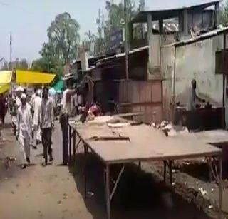 VIDEO: Farmer strikes in Akot with merchants | VIDEO : आकोटमध्ये शेतकरी संपाला व्यापाऱ्यांची साथ