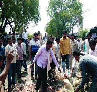 'Stop the road' of farmers on Sawra fate | सावरा फाट्यावर शेतक-यांचा ‘रास्ता रोको’