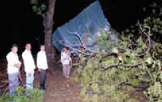 Hailstorm with windy rain in Vadnar Gangai | वडनेर गंगाईत वादळी पावसासह गारपीट Hailstorm with windy rain in Vadnar Gangai | वडनेर गंगाईत वादळी पावसासह गारपीट