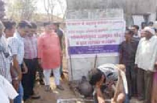 Shramdaan for water shortage and emancipation | पाणीटंचाई व डासमुक्तीसाठी श्रमदान