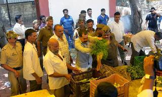 Market Committee Farmers Association workers flushed the vegetable | बाजार समिती शेतकरी संघटनेच्या कार्यकर्त्यांनी भाजीपाला उधळला