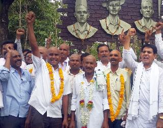 Mundan and Rastaroko farmers of Yavatmal district | यवतमाळ जिल्ह्यात शेतकऱ्यांचे मुंडन व रास्तारोको Mundan and Rastaroko farmers of Yavatmal district | यवतमाळ जिल्ह्यात शेतकऱ्यांचे मुंडन व रास्तारोको