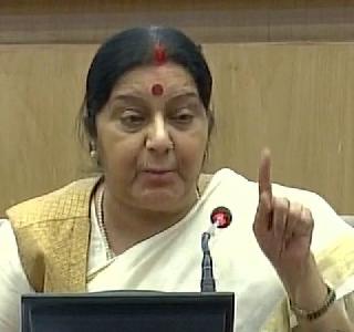 Talk to Pakistan, but after the end of terrorism - Sushma said | पाकिस्तानशी चर्चा करू, पण दहशतवाद थांबल्यावर - सुषमांनी सुनावले