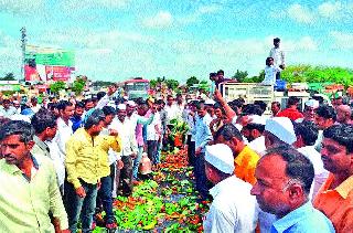 Farmers on the road | शेतकरी रस्त्यावर