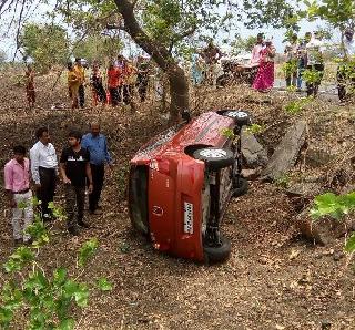 The car came down on Tadoba Safari | ताडोबा सफारीवर जाताना कार उलटली